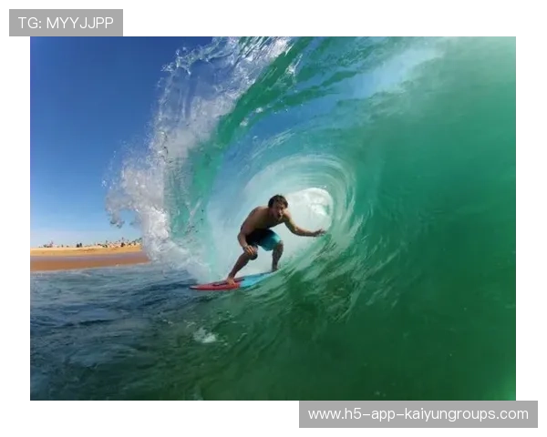 冲浪选手在巨浪中摆造型拍照，摄影师称其“海上疯子”